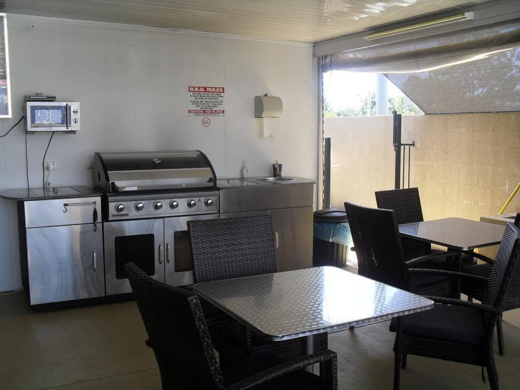 Charm City Motel Bundaberg Buitenkant foto
