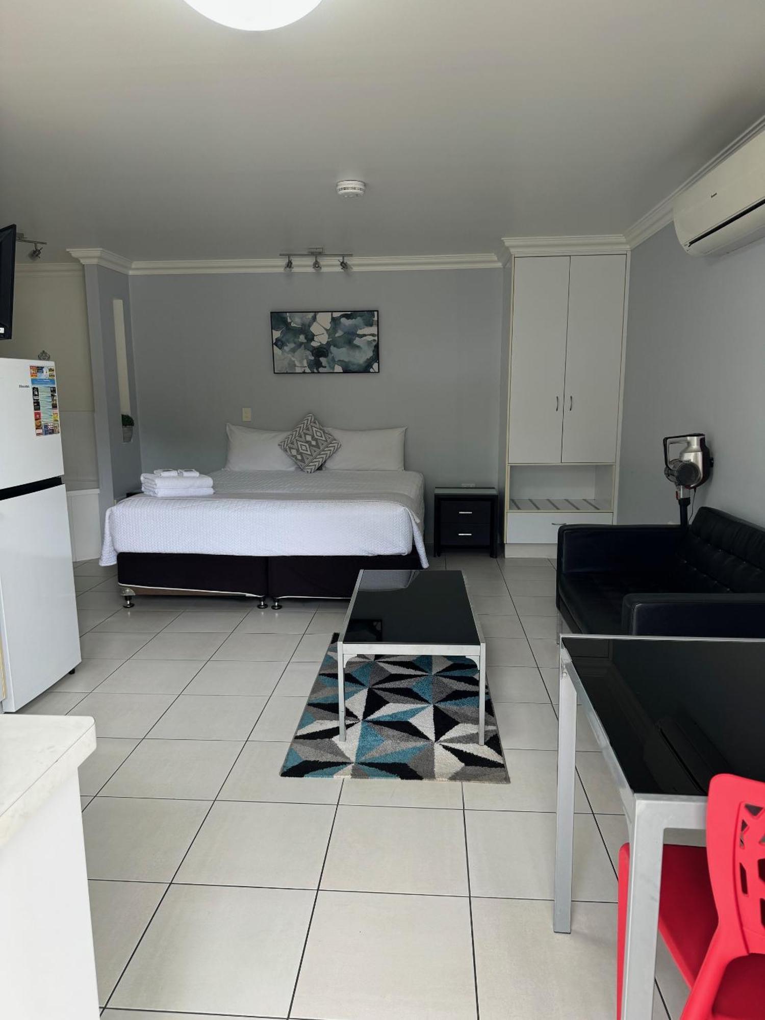 Charm City Motel Bundaberg Buitenkant foto