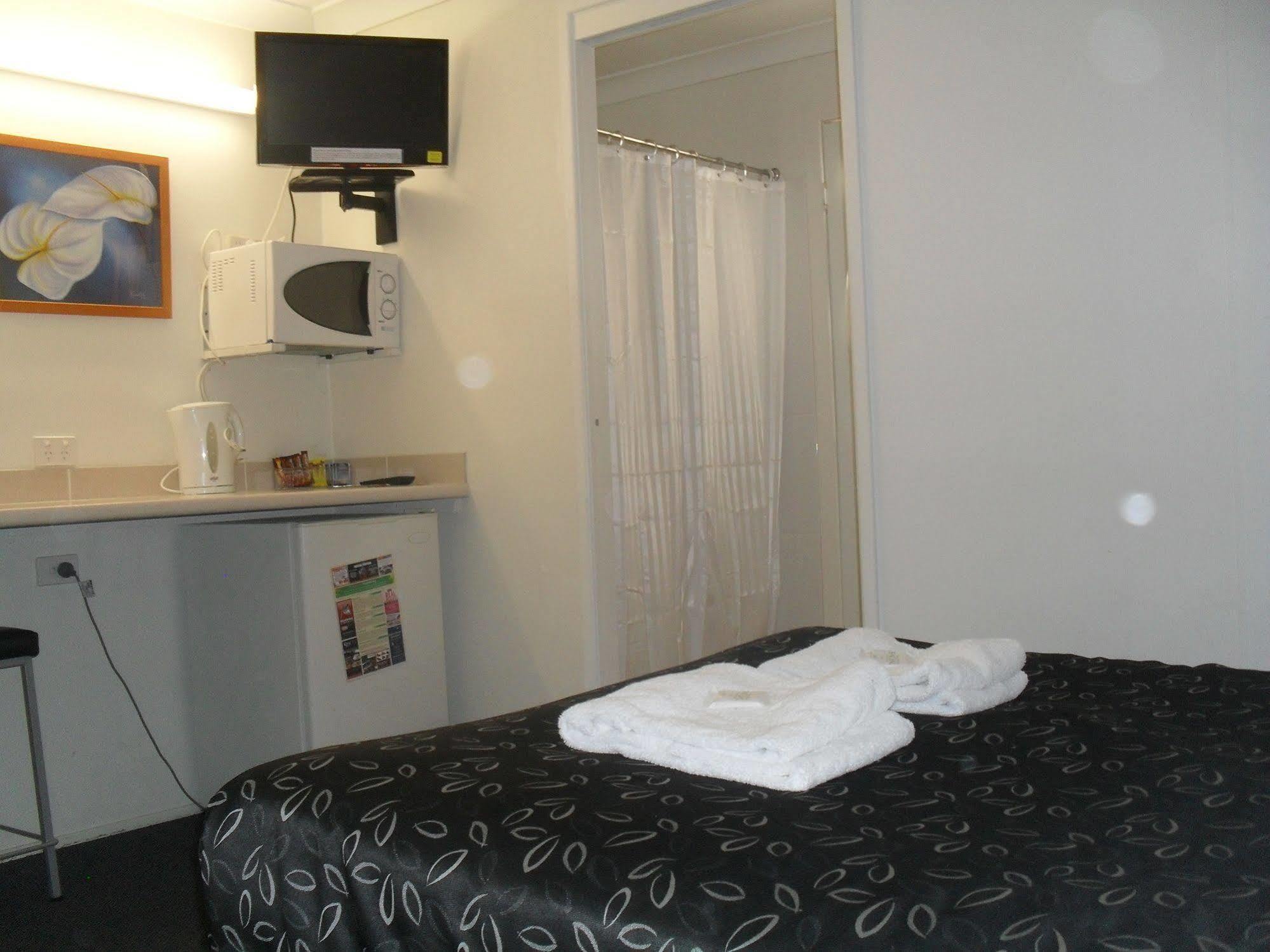 Charm City Motel Bundaberg Buitenkant foto