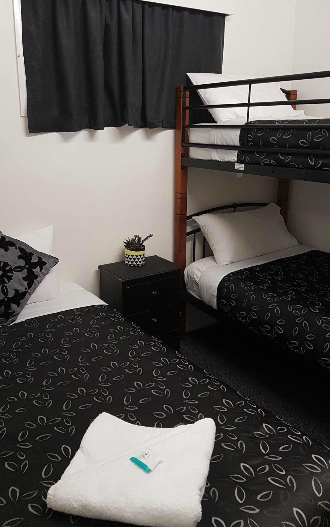 Charm City Motel Bundaberg Buitenkant foto
