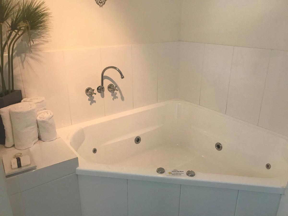Charm City Motel Bundaberg Buitenkant foto